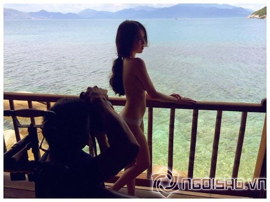 Hậu trường bộ ảnh bikini và nude mới nhất Ngọc Trinh tiết lộ trên trang cá nhân.